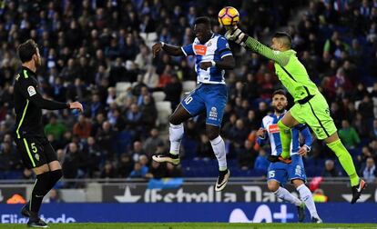 Caicedo, en el remate que supuso el primer gol.