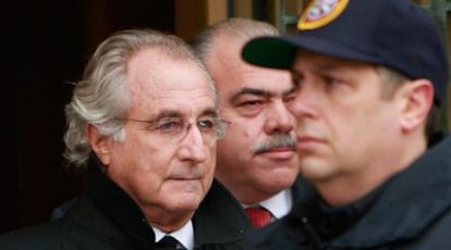 Bernard Madoff abandona la Corte Federal de Nueva York tras declarar ante el juez en enero de este año.