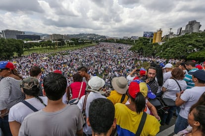 Miles de personas participan en una manifestación hoy, 26 de octubre de 2016, en Caracas.