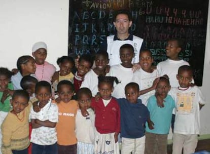 Gil Lossada, fundador y presidente de Global Infantil, rodeado de niños en un aula de la ONG.