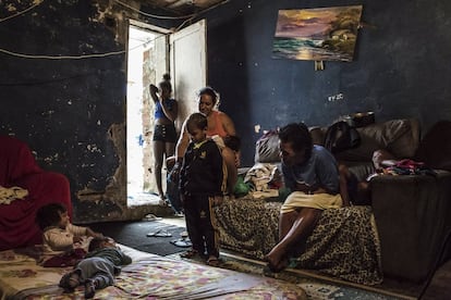 <p>Martha (segunda por la derecha) juega con sus nietos. Favela de Mangueira, Río de Janeiro, Brasil.</p>
<p>Más del 70% de los habitantes de las favelas de Río son negros o mulatos, frente a menos de una tercera parte en el resto de la ciudad. La mayoría de las mujeres que viven en las favelas están casadas y tienen hijos.</p>
