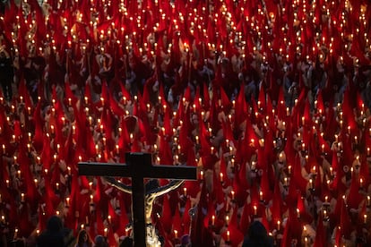 Decenas de cofrades durante el juramento del Silencio ante el Cristo de las Injurias en Zamora, este Miércoles Santo.