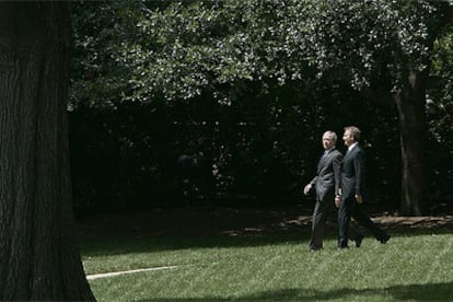 El presidente de EE UU, George W. Bush, y el primer ministro británico, Tony Blair, en los jardines de la Casa Blanca.