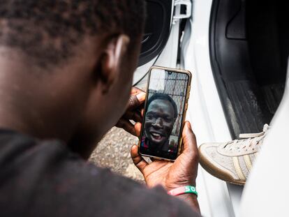 Un joven senegalés contacta por primera vez con un familiar tras su llegada a la isla de El Hierro.