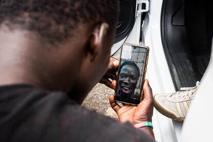 Un joven senegalés contacta por primera vez con un familiar tras su llegada a la isla de El Hierro.