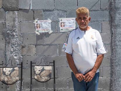 Gerardo Martínez, padre de Yolanda, desaparecida el 31 de marzo, con los cárteles de búsqueda en su casa de Juárez, en Nuevo León.