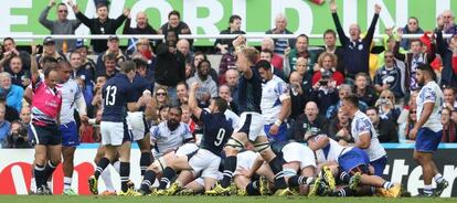 Los jugadores de Escocia celebran su segundo ensayo ante Samoa.