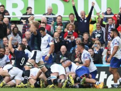 Los jugadores de Escocia celebran su segundo ensayo ante Samoa.