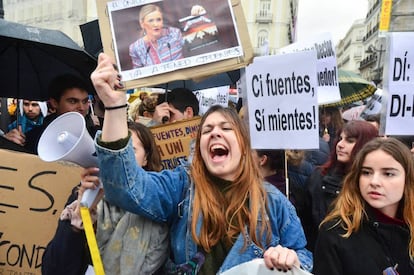 Students protesting against Cifuentes and her degree in Sol Square in Madrid.