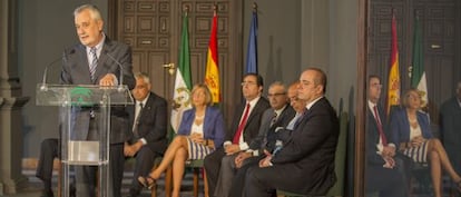 El presidente de la Junta frente a rectores de universidades andaluzas.