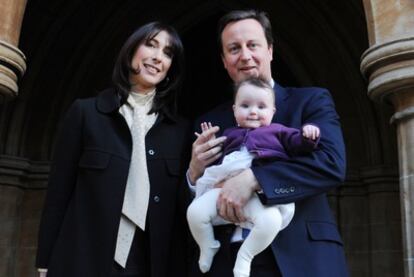 El Primer Ministro británico, David Cameron, y su esposa, Samantha, bautizaron ayer a su pequeña hija Florence Rose. La ceremonia se celebró en la iglesia de Santa María, en Londres, el mismo lugar donde el matrimonio bautizó en 2007 a su hijo Arthur Elwen. Al bautizo asistieron unos 90 invitados y fue oficiado por dos párracos muy amigos del matrimonio Cameron.