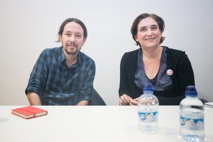 Encuentro entre el líder de Podemos, Pablo Iglesias y la portavoz de Guanyem, Ada Colau, en la sede del partido Guanyem en Barcelona, el 22 de diciembre de 2014.
