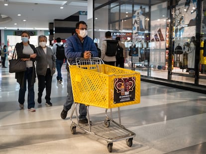 Los compradores caminan por un centro comercial en Bogotá, Colombia, el jueves 28 de julio de 2022.