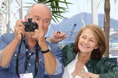 Peter Lindbergh y Charlotte Rampling se lo pasan en grande con una cámara compacta. Desde luego él sabe lo que hace.