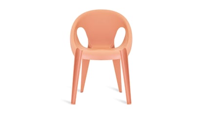 Pack de cuatro sillas color peach fuzz, forma minimalista y diseño curvado