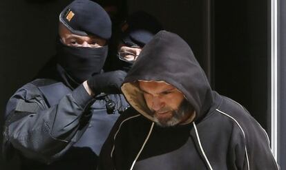 Agentes de los Mossos d'Esquadra custodian a un detenido en la operación yihadista del principios de abril en Cataluña.