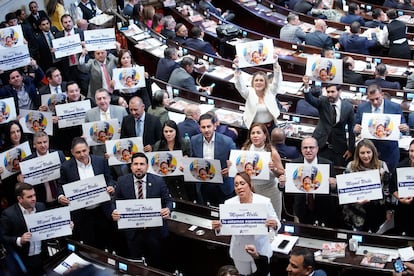 Congresistas del Centro Democrático levantan carteles en apoyo del candidato presidencial Miguel Uribe por su pronta recuperación antes del inicio de la Instalación del Congreso.