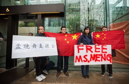 Personas se manifiestan en defensa de Meng Wanzhou, en el Tribunal Supremo de Vancouver, el pasado diciembre.