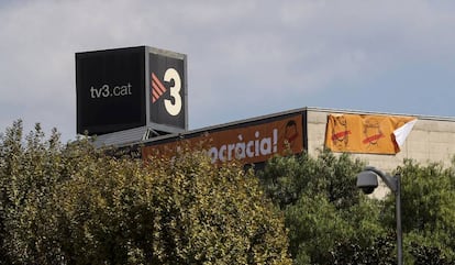 Pancartes de la campanya del Sí a la façana d'un dels edificis de Tv3.
