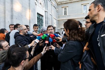 El cardenal y arzobispo de Madrid, José Cobo, atiende a los medios de comunicación, este lunes en la Almudena.