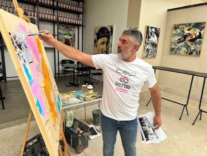 Miguel Soro, pintando en su taller en una imagen cedida por el propio artista.