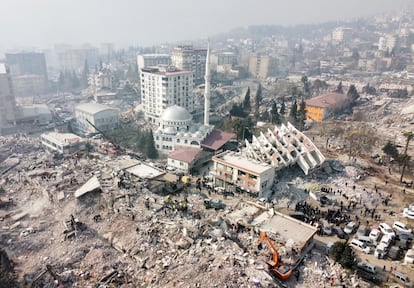 Fotografía aérea que muestra la destrucción causada por el terremoto en la ciudad de Kahramanmaras (Turquía), este viernes. 