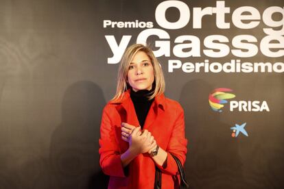 La escritora Karina Sainz Borgo posa en el 'photocall' durante la gala de los Premios Ortega y Gasset.