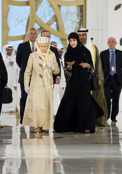 La reina Isabel II de Inglaterra (izda.), cubierta de la cabeza a los pies, acompañada por la ministra de Estado de los EAU, Reem al-Hashemi (dcha.), durante una visita a la Gran Mezquita del jeque Zayed, en Abu Dabi, en el transcurso de un viaje oficial de la soberana británica a los Emiratos Árabes Unidos, el 24 de noviembre de 2010.