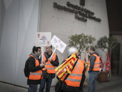 Treballadors de la DGAIA protesten davant del Departament de Treball.