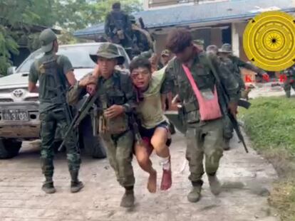 Un militar herido que se ha rendido a un grupo guerrillero es transportado en Loikaw (Myanmar), en esta imagen tomada de un vídeo publicado el 15 de noviembre de 2023.
