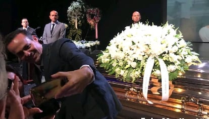 José Joel, hijo de José José, durante el funeral en Miami.