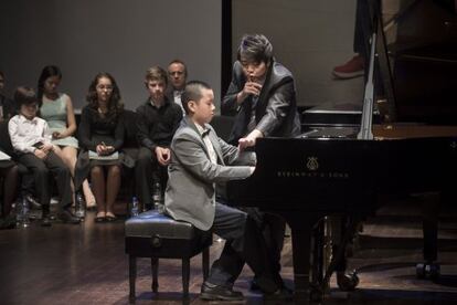 Lang Lang en la clase magistral con 15 ni&ntilde;os en el Auditori de Barcelona