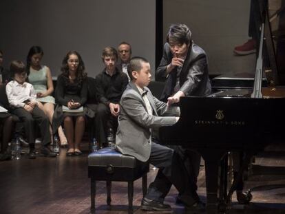 Lang Lang en la clase magistral con 15 ni&ntilde;os en el Auditori de Barcelona