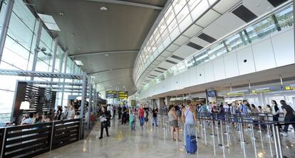 La nueva terminal del aeropuerto de Manises ha abierto este miércoles sus puertas sin presencia de autoridades.