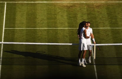 Andy Murray y dustin Brown se abrazan después de la segunda ronda de su partido, el 5 de julio de 2017.