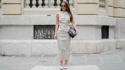 Artículo de EL PAÍS Escaparate sobre un vestido largo de verano para mujer.