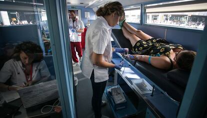 Una enfermera supervisa una usuaria en un punto de donaci&oacute;n de Barcelona