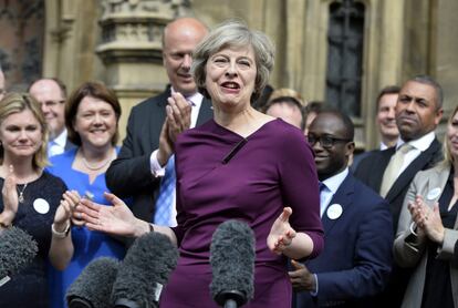 HM003 LONDRES (REINO UNIDO) 07/07/2016.- La ministra del Interior británica, Theresa May (c), ofrece una rueda de prensa en el exterior del parlamento británico en el centro de Londres, Reino Unido hoy, 7 de julio de 2016. May y la secretaria de Estado de Energía, Andrea Leadsom, competirán por suceder al primer ministro, David Cameron, al frente del Partido Conservador y el Gobierno del Reino Unido, según dictaminaron hoy en una votación los diputados "tories". Ambas candidatas se someterán ahora a una elección entre los 150.000 afiliados al partido, cuyo resultado se conocerá el próximo 9 de septiembre. EFE/Hannah Mckay