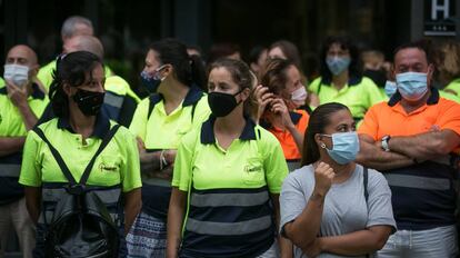 Trabajadores de Acciona protestan frente al hotel Catalona la Maquinista en Barcrelona, este lunes.