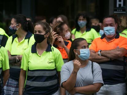 Trabajadores de Acciona protestan frente al hotel Catalona la Maquinista en Barcrelona, este lunes.