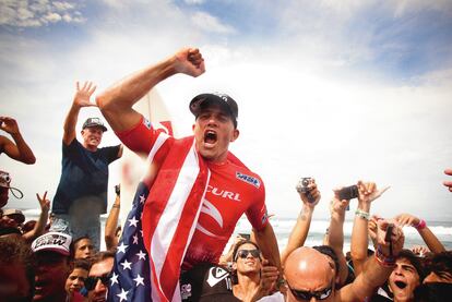 El surfista Kelly Slater, rodeado de aficionados tras conseguir su décimo ASP World Tour.