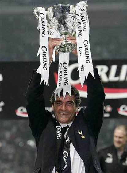 Juande Ramos alza el trofeo de la Carling Cup.