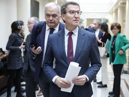 El líder del PP, Alberto Núñez Feijóo, a su llegada a un pleno del Congreso de los Diputados, en el Palacio del Senado.