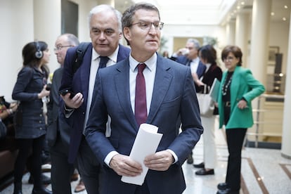 El líder del PP, Alberto Núñez Feijóo, a su llegada a un pleno del Congreso de los Diputados, en el Palacio del Senado.