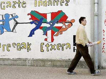 Pintada en una calle de  Etxarri-Aranatz (Navarra) que pide la liberación de los presos.