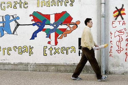 Pintada en una calle de  Etxarri-Aranatz (Navarra) que pide la liberación de los presos.