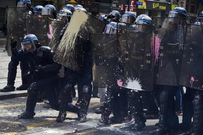 La policía antidisturbios detrás de sus escudos durante una manifestación contra la reforma laboral, en Lyon.
