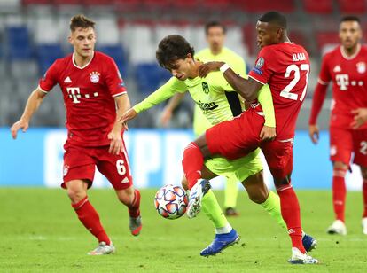 Joao Félix disputa un balón con Alaba durante el partido contra el Bayern de Munich en el Allianz Arena este miércoles.