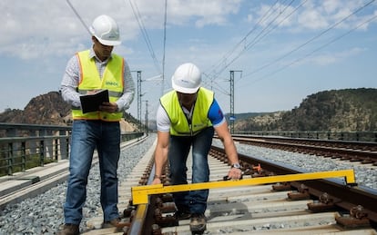 Técnicos de Ineco en un tramo de la red ferroviaria de alta velocidad en España.