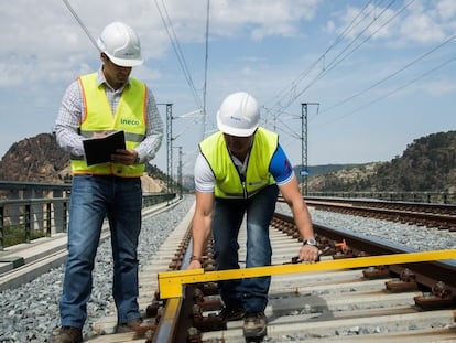 Técnicos de Ineco en un tramo de la red ferroviaria de alta velocidad en España.